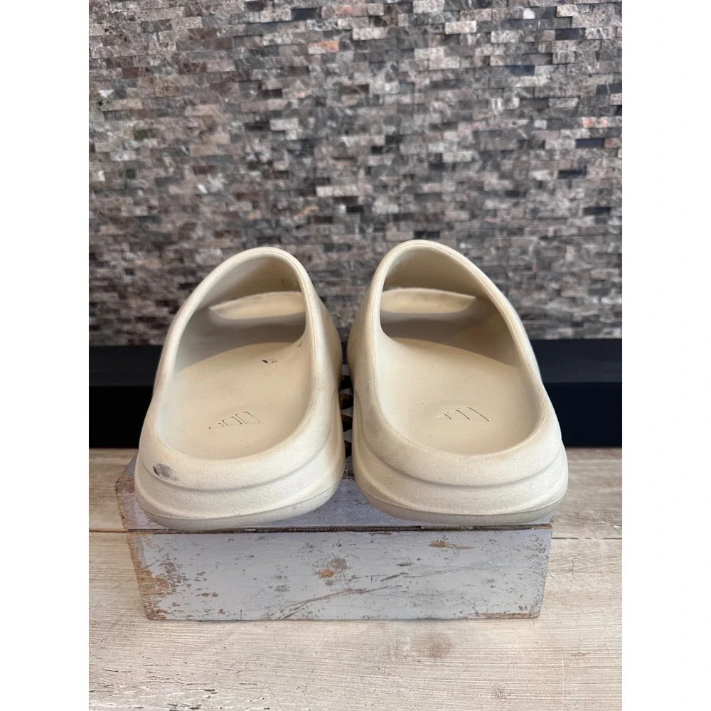 Adidas Yeezy Slide Bone Sand Mens Size 9 US Foam Slip On Sandals GZ5554